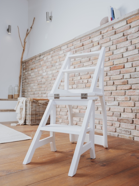Weißer Teakholz Leiterstuhl im vielseitigen Einsatz bei Wohnideen Kupke